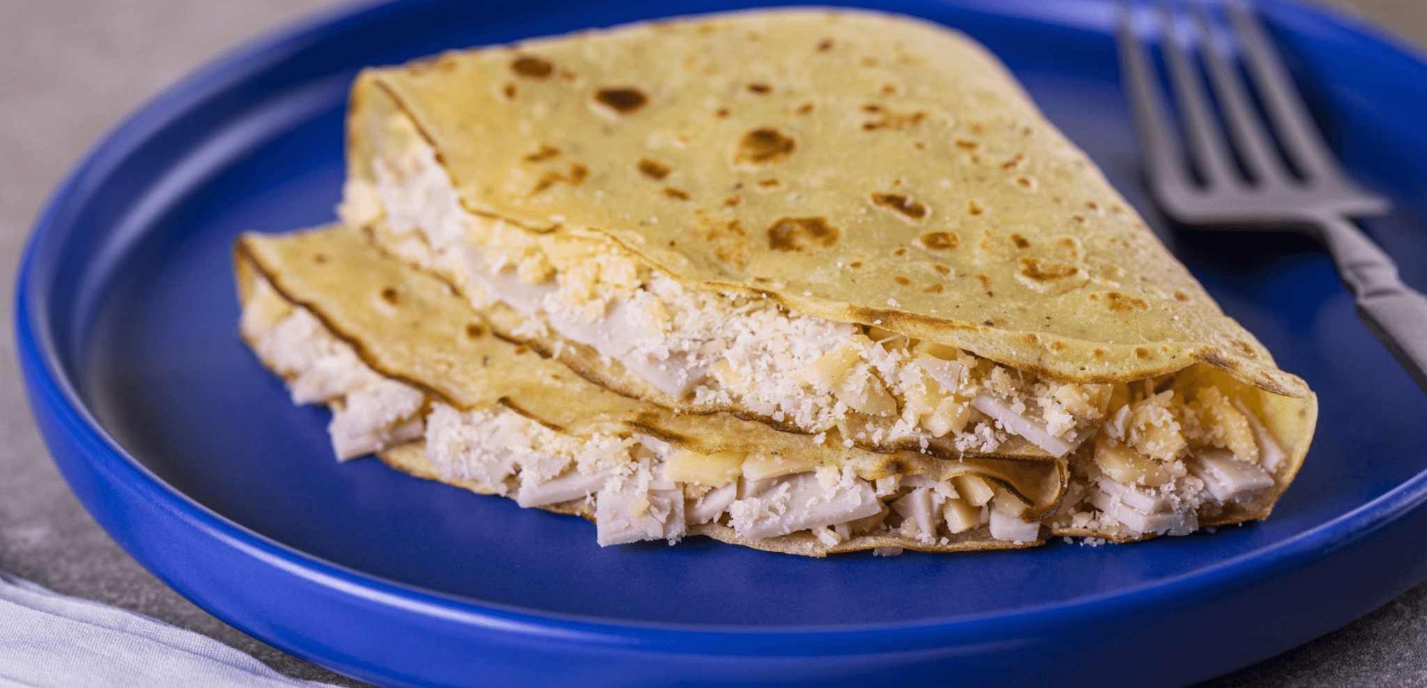 CREPE DOIS QUEIJOS E PEITO DE PERU